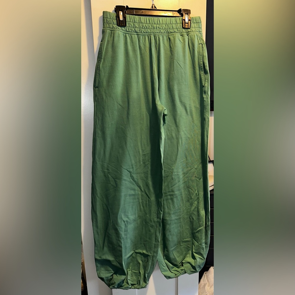 NWOT Free People Movement Hot Shot Crossover- Heritage Green Pants - Picture 8 of 13